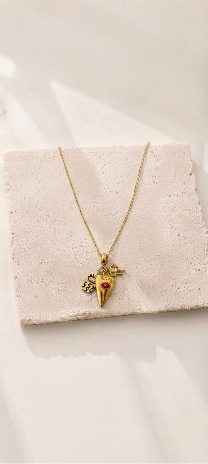O Colar de Amuletos da Sorte com Olho